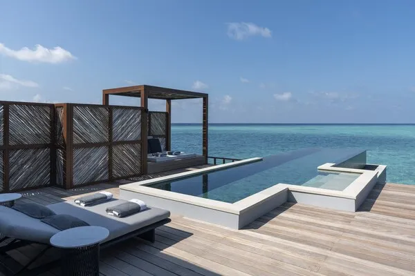 Four Seasons Landaa Giraavaru